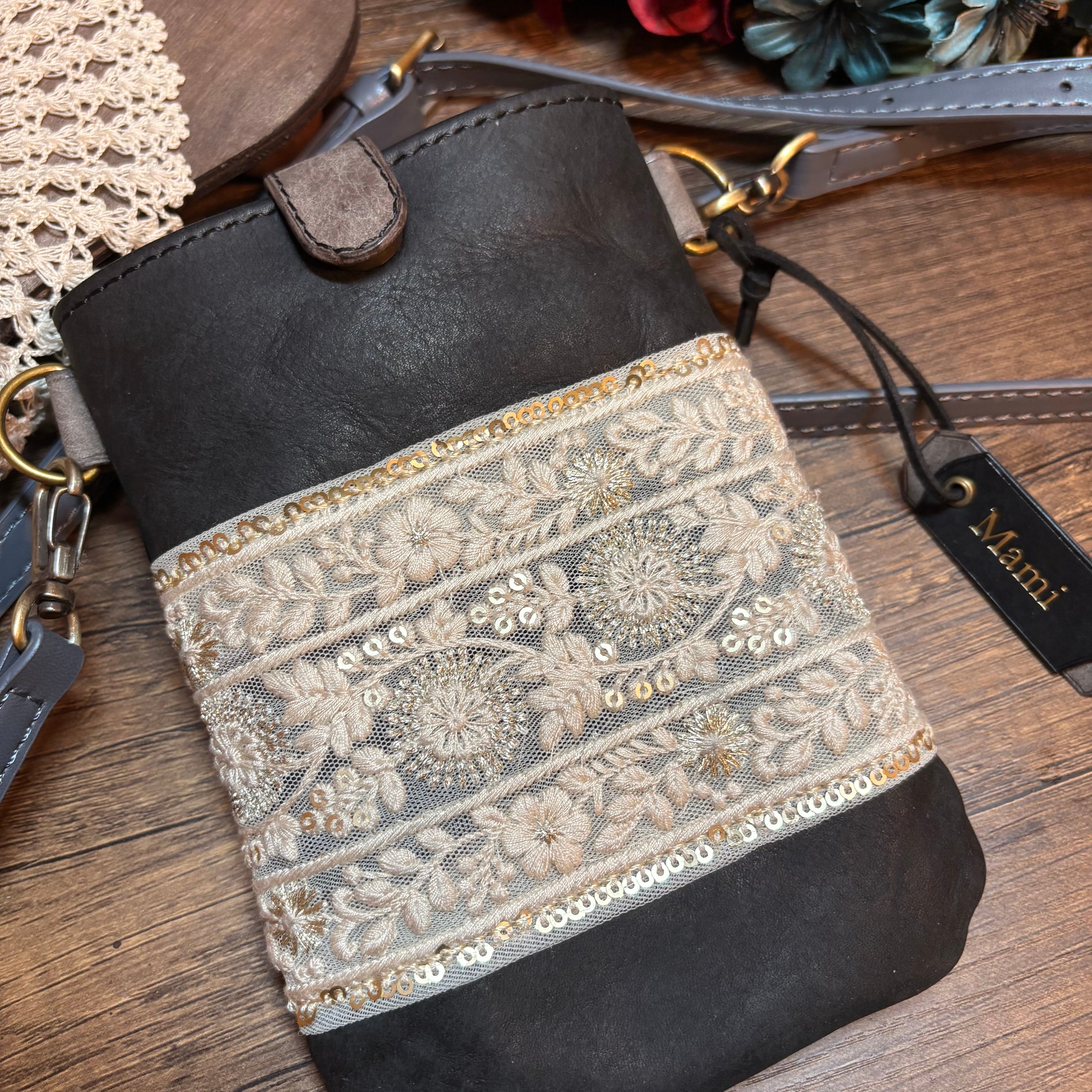 刻印名入れタグ付き】インド刺繍リボンとレザーで作ったスマホ