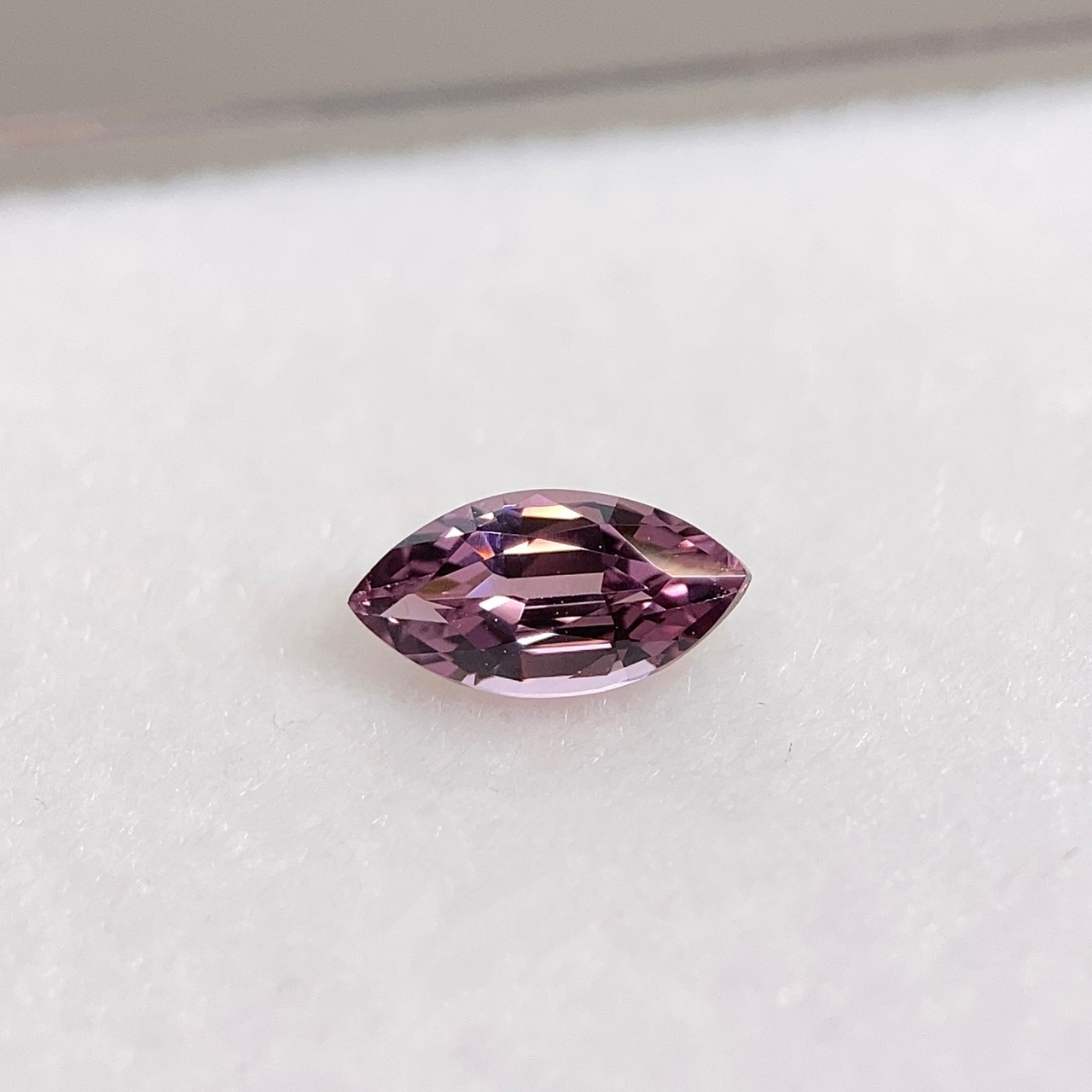 スピネル マーキスカット ルース 0.45ct 紫系 約7mm×3.6mm r-0659