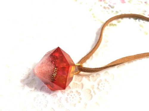 オルゴナイトダイヤ型ペンダントピンク