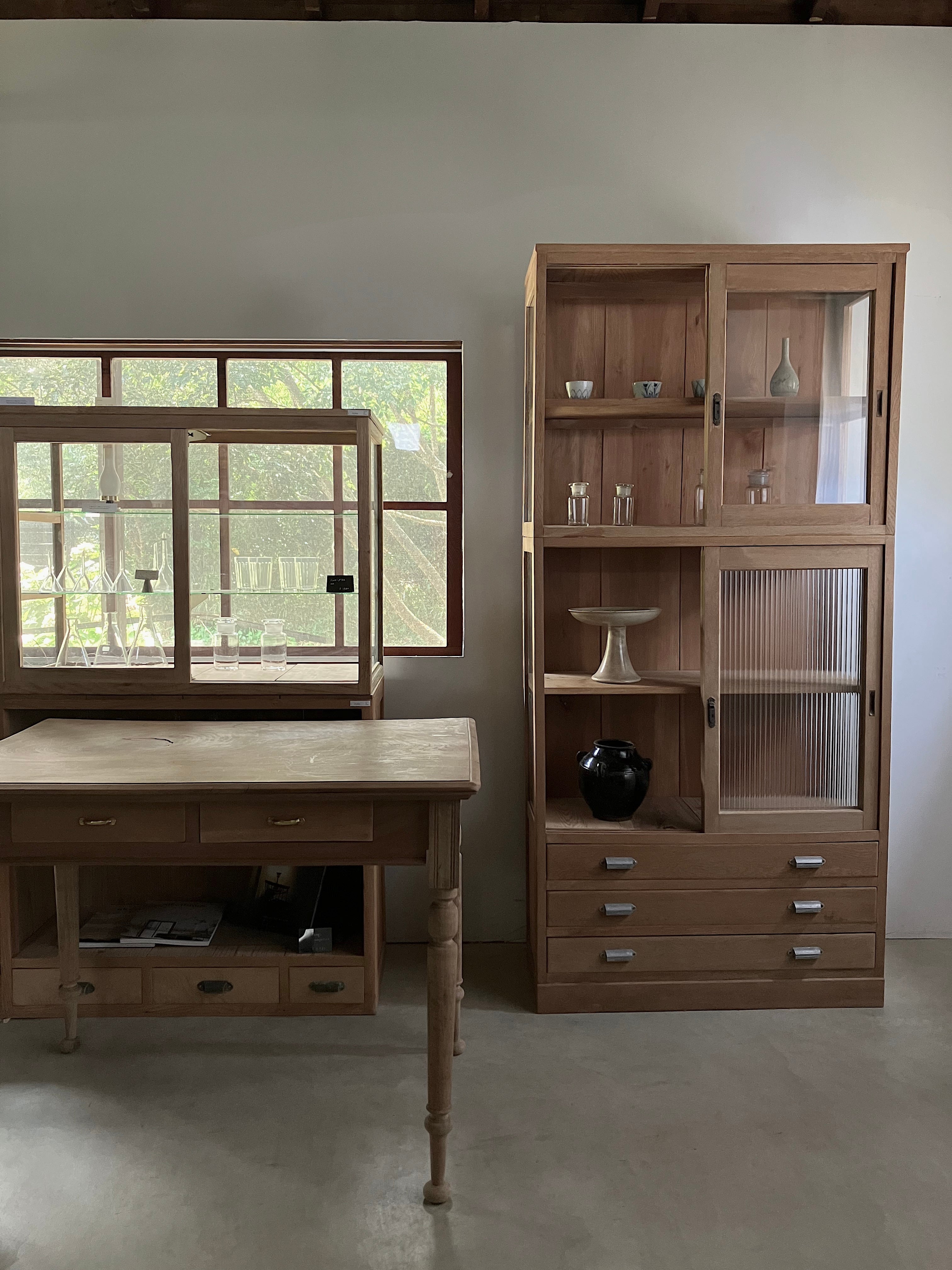 栗材二段硝子棚（大正 / 日本） | 夏ノ庭 アトリエギャラリー・書架