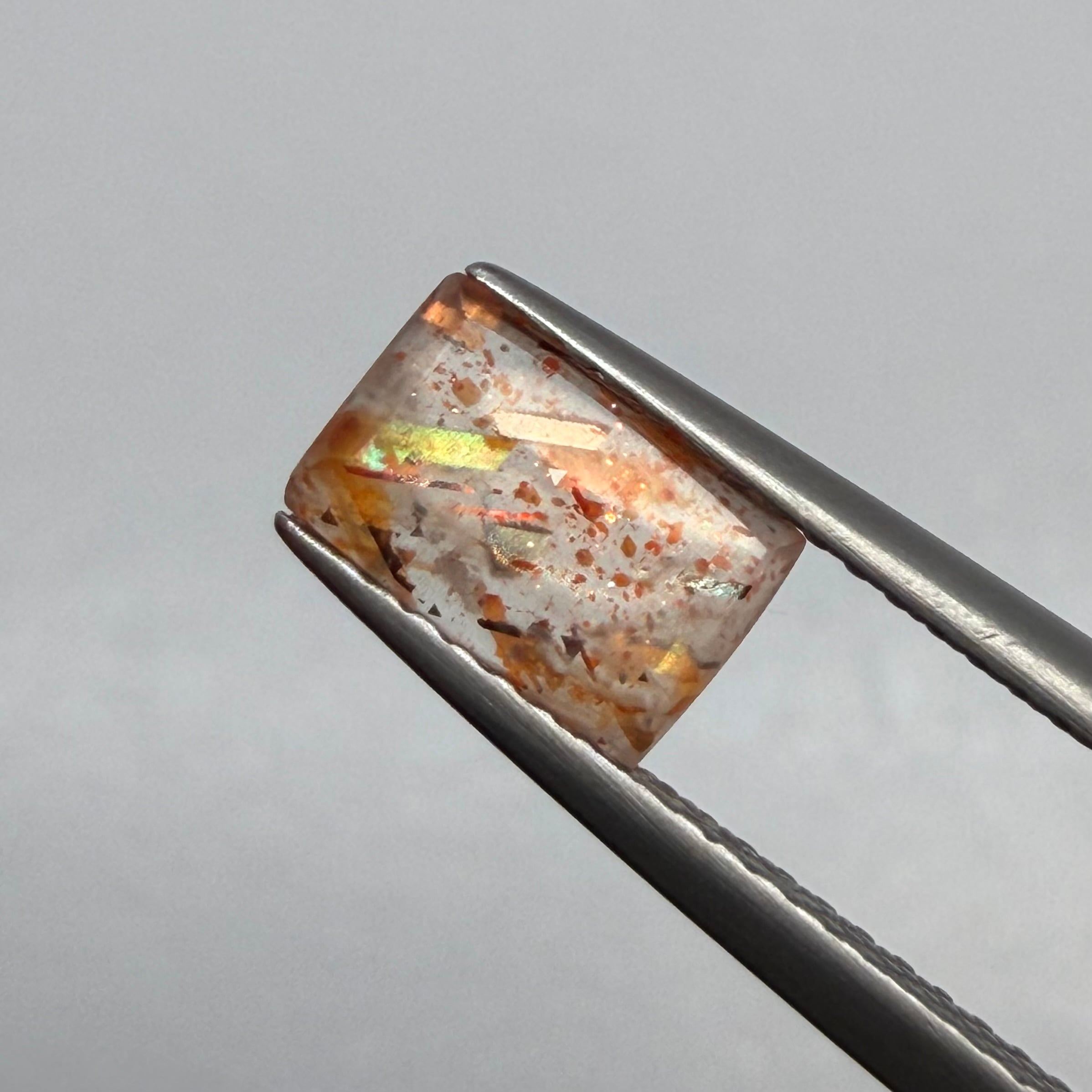 パーティーを楽しむ　レインボーラティスサンストーン