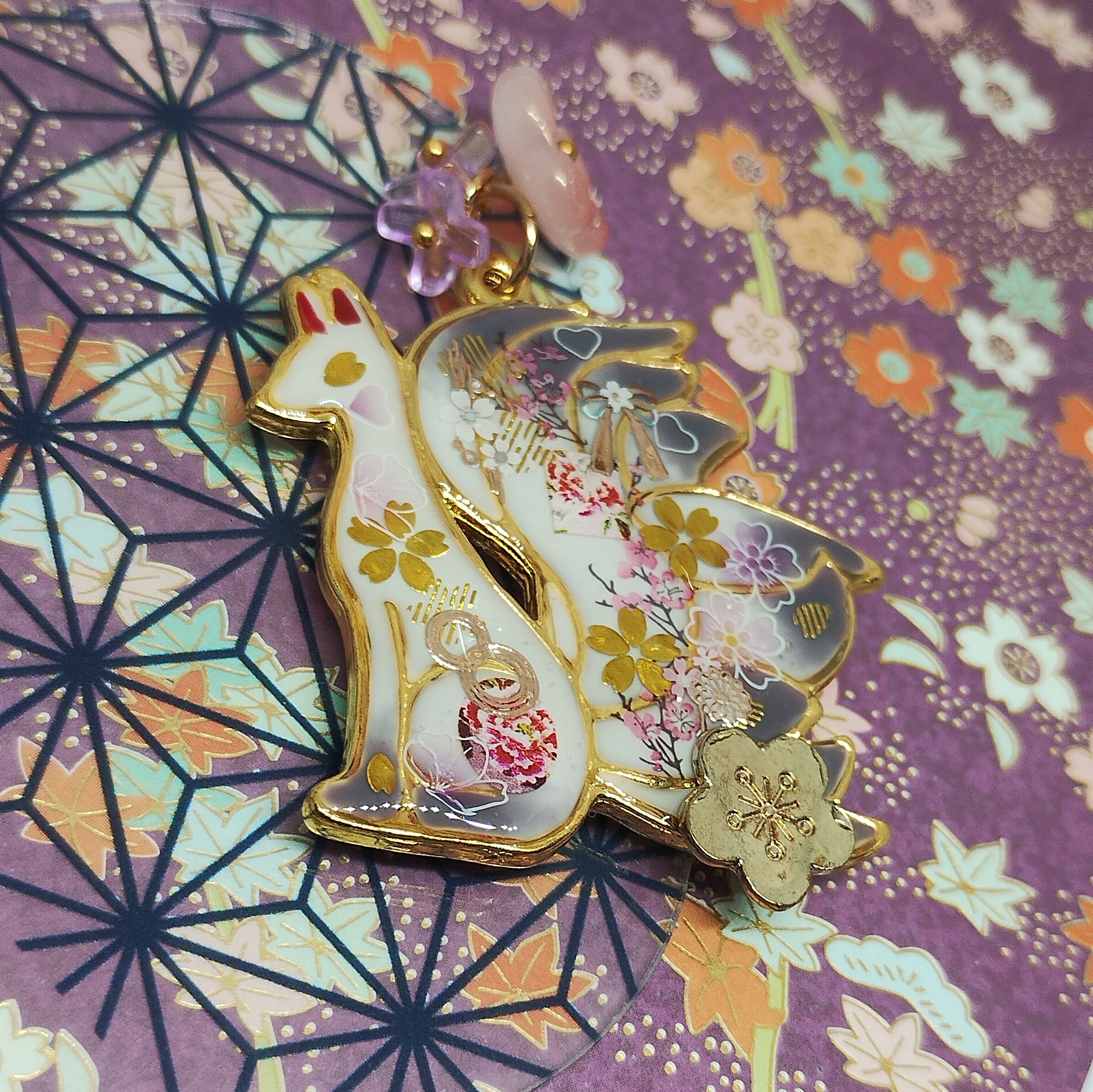 梅と桜の二人静・華×和の色九尾の狐キーホルダー/チャーム 和風 九尾