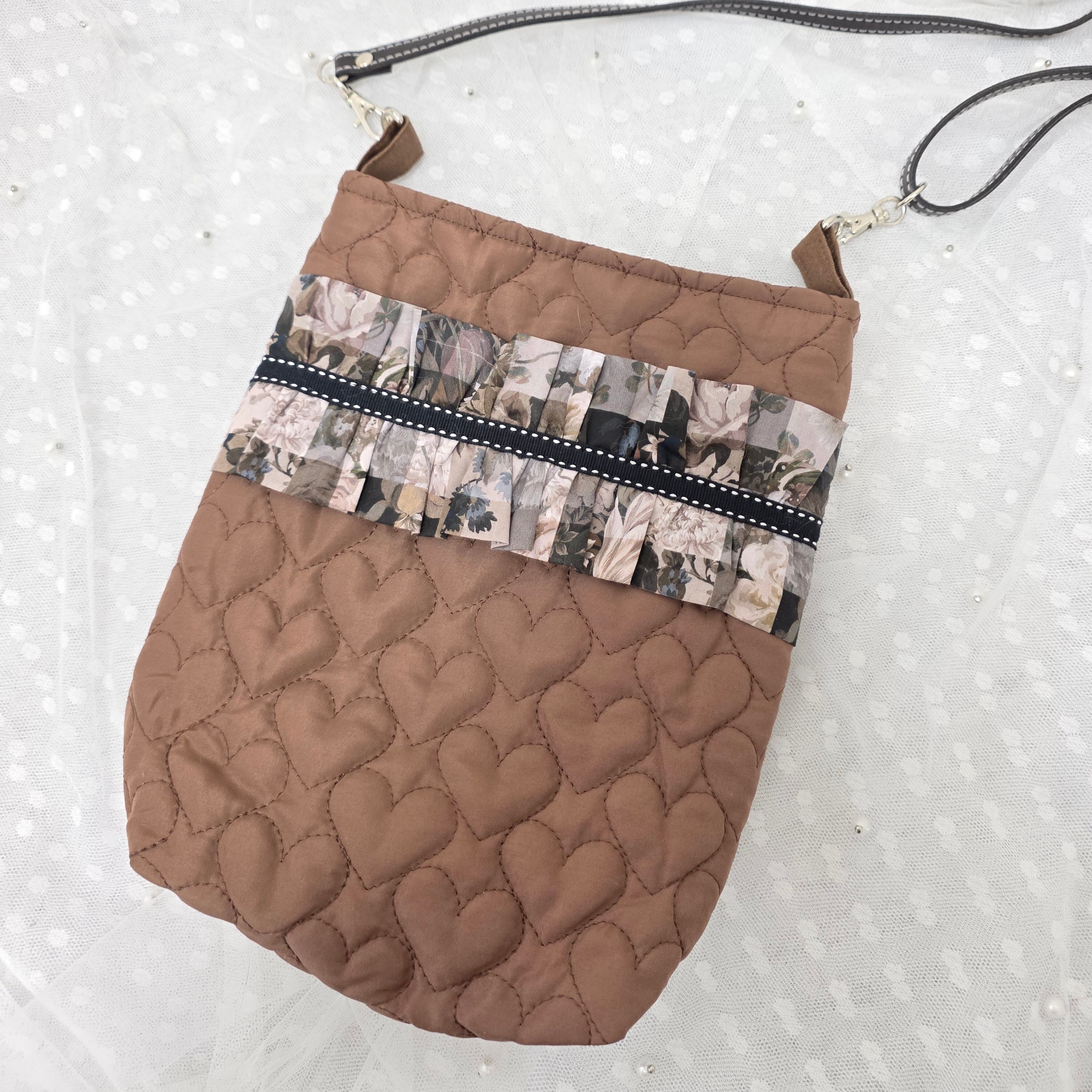 ハートキルティングとリバティのサコッシュ カフェオレブラウン 大人カラーのフラワー