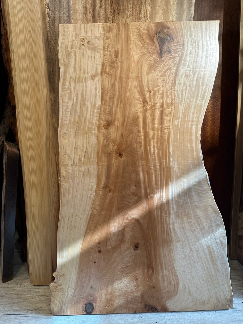 栃（トチ）_1350×650−800×50_横浜店_テーブル天板/一枚板