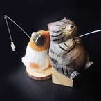 【木製 インテリア オブジェ】無垢材 子猫 釣り 木彫り 手彫り調 かわいい 彫刻 オフィス デスク リビング 玄関 カフェ 装飾品 三毛猫 ハチワレ ギフト