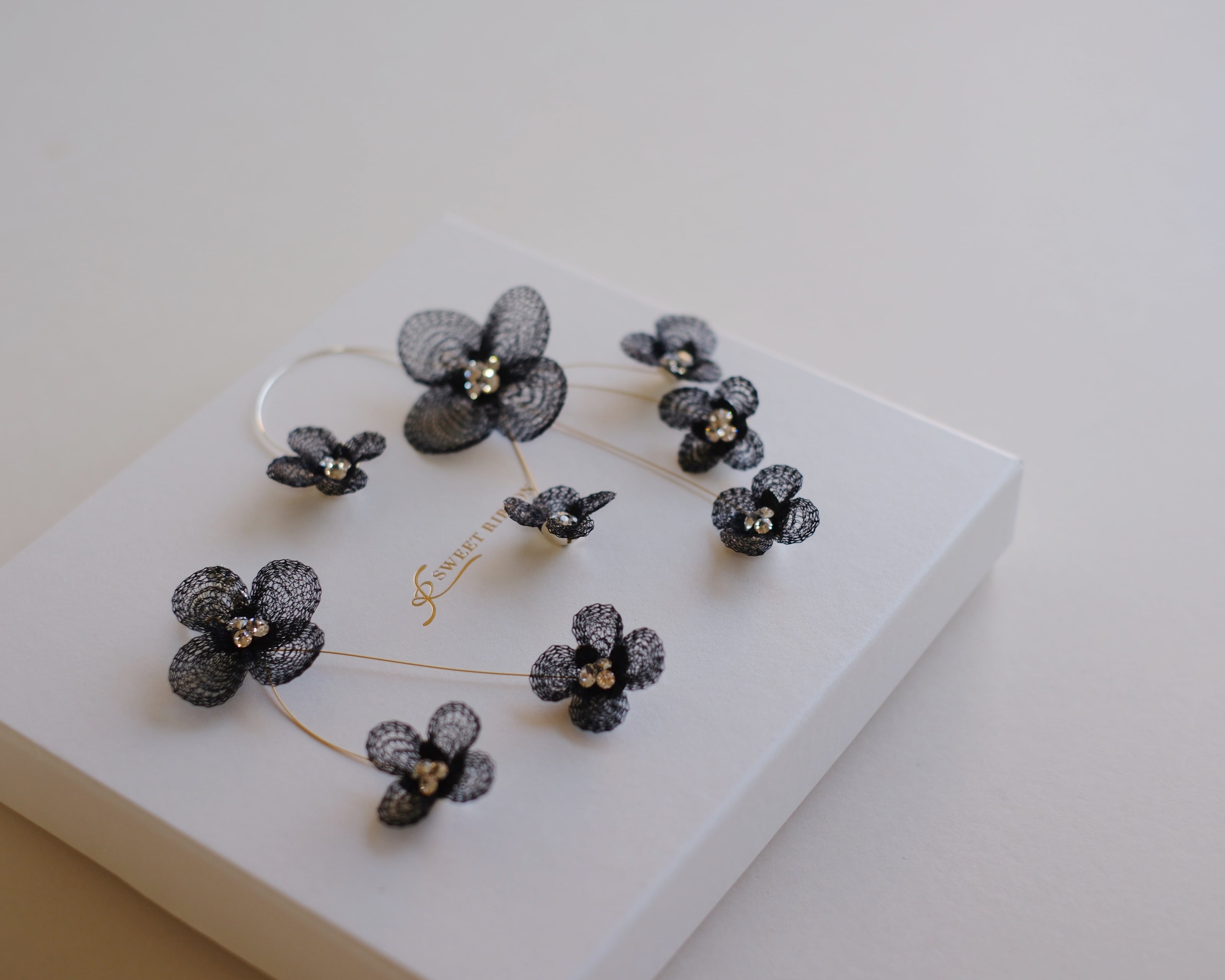 ブライダルピアス／イヤリング[PE-116-BR] スワロ使用 大振り フラワー