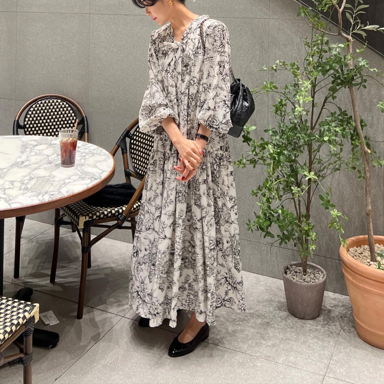 ワンピース レディース 2色 シャツワンピース ワンサイズ ロング丈 長袖 ボウタイ リボン シフォン フリル かわいい 大人可愛い きれいめ 上品 エレガント 清楚 フェミニン おしゃれ お洒落 綺麗 おとな ナチュラル こなれ感 リラックス レトロ ロマンチック 抜け感 華やか 主役級 存在感 花柄 小花柄 フラワー OL 通勤 学生 通学 デート お出かけ カフェ巡り お買い物 ブラック ブルー 春 秋 冬 20代 30代 40代 韓国 韓国系 着回し 普段使い 体型カバー インスタ 送料無料