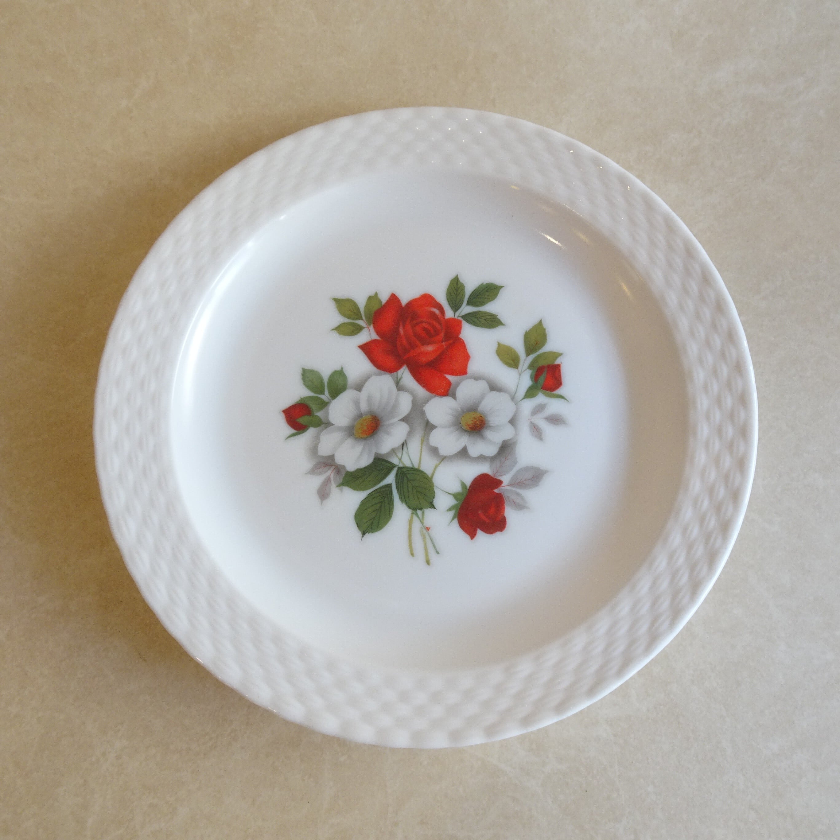 フランス・アルコパル ミルクガラスのバラのプレート