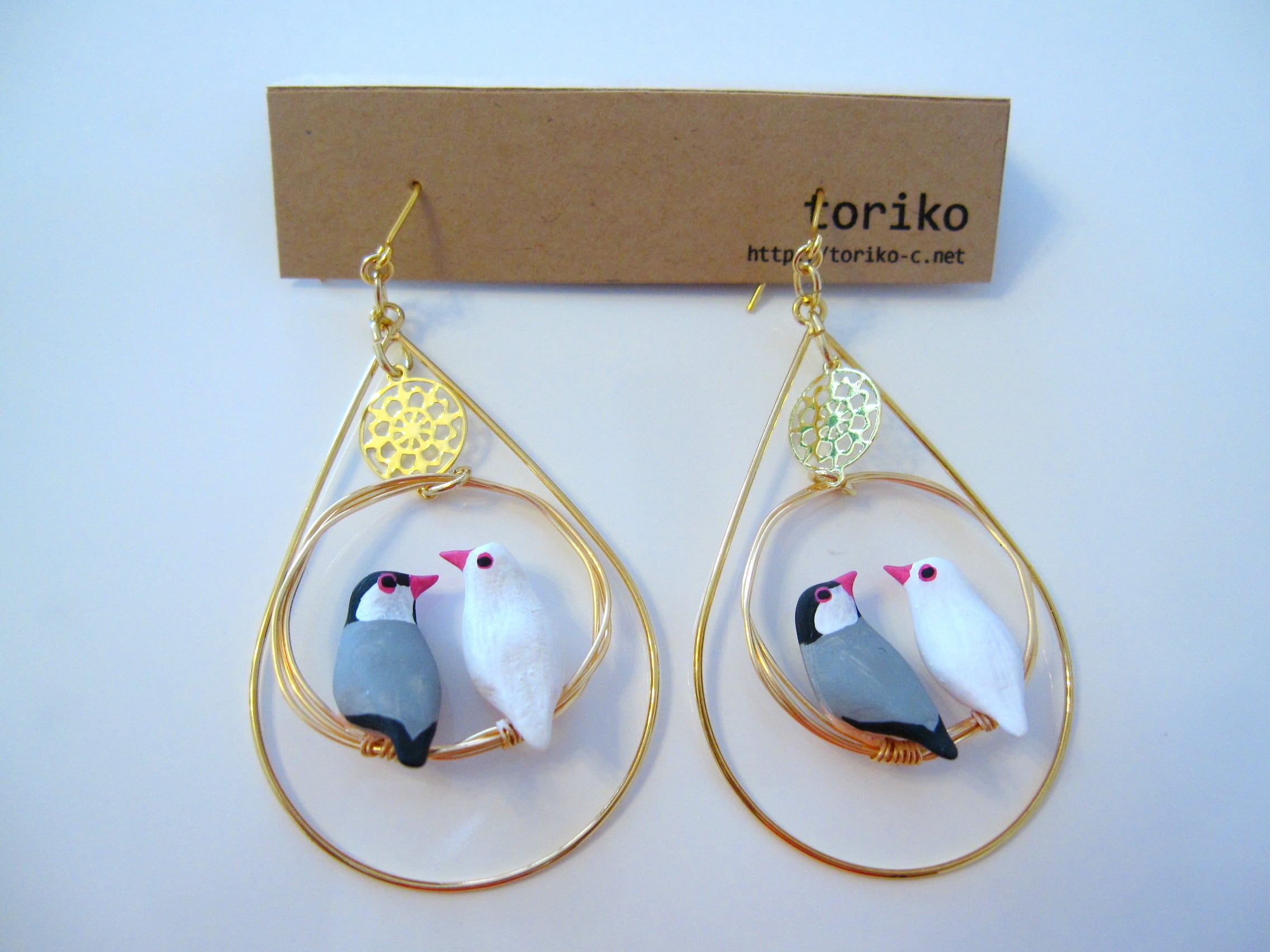 リング2羽乗り（文鳥+白文鳥）の囲みアクセ付ピアス・イヤリング | toriko