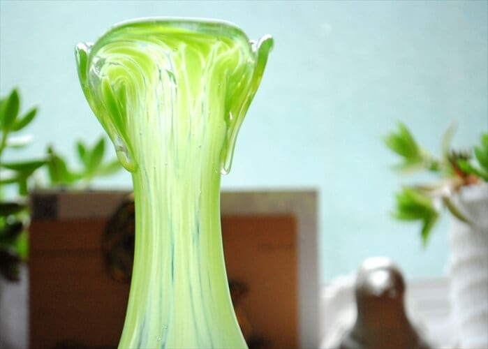 フランスのブロカントから ガラスの花瓶 一輪挿し グリーン フラワー