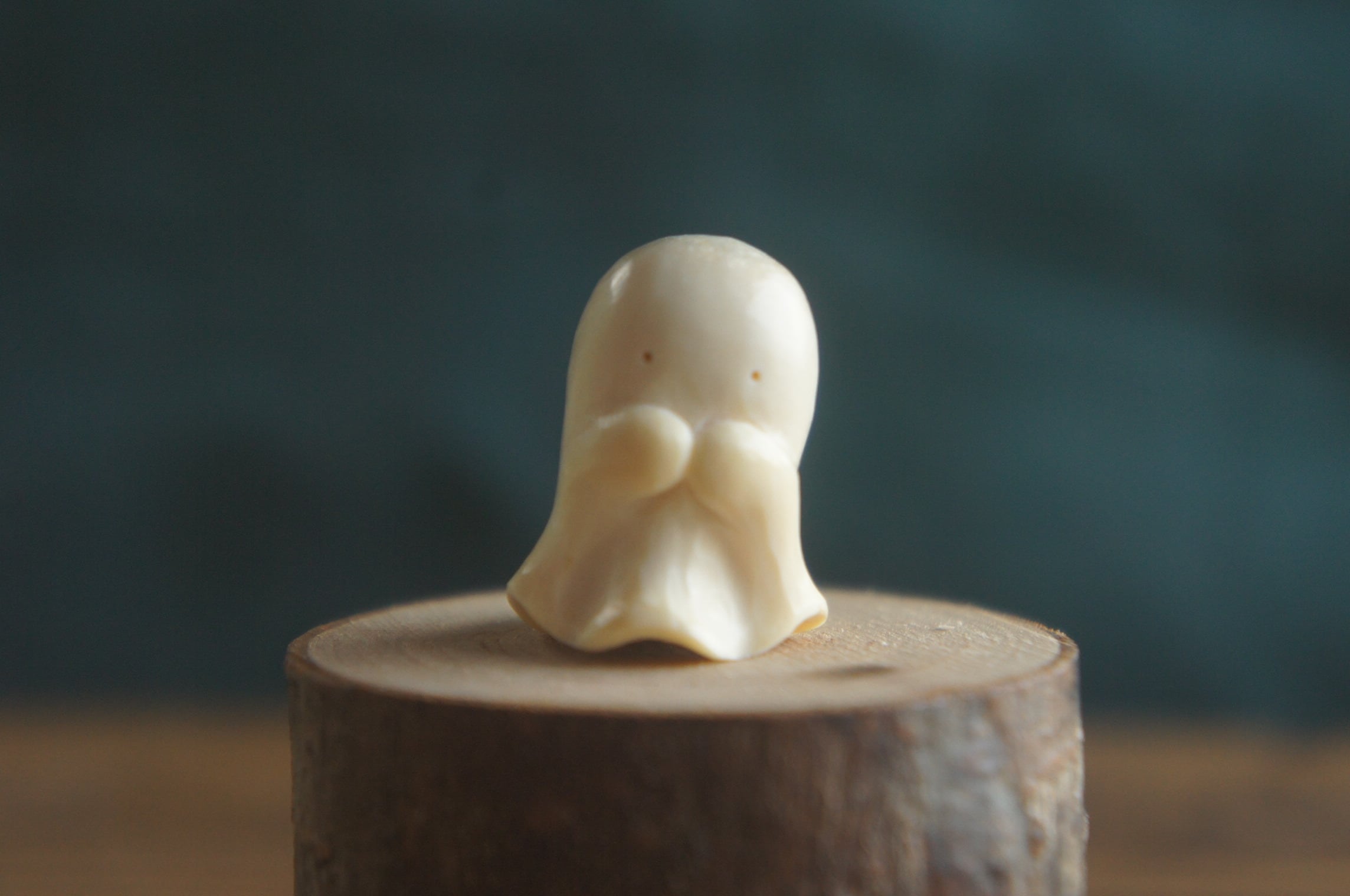 鹿角彫刻「兎角亀毛」お祈りおばけ【4】 | deer bone 