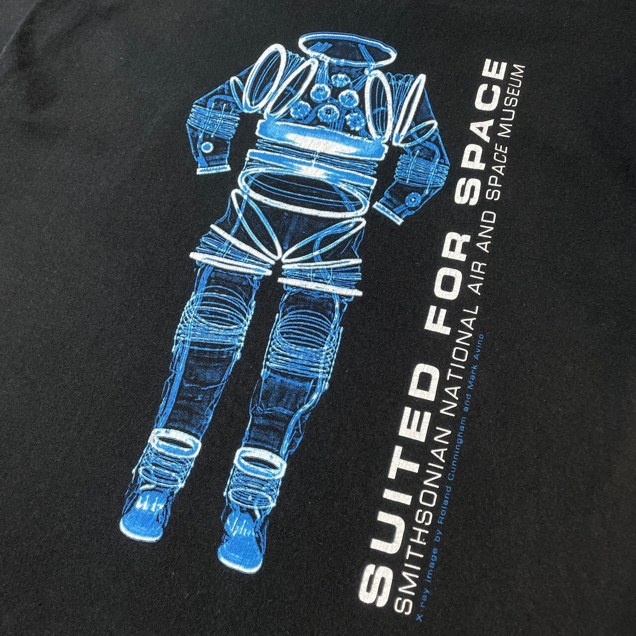 USA製 SUITED FOR SPACE 国立航空宇宙博物館 ネオン 宇宙服 プリント T 