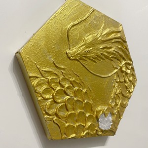 【弥生祭り2026限定】黄金の上昇気流 — 六角形の聖域に宿る立体金龍神（ヘキサゴン・クリスタル作品）