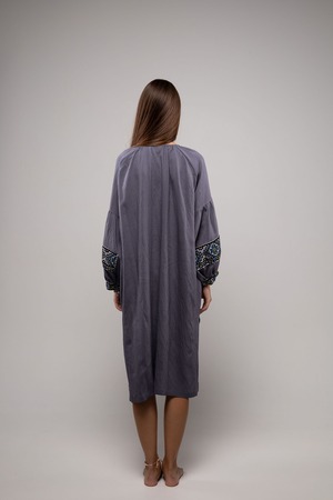 ウクライナ刺繍ヴィシヴァンカ グラージュ・ニジンカ（平行縫い）　手刺繍　ワンピース　麻　レディース・フリーサイズ