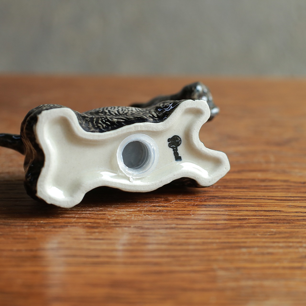 陶器の温かみ感じる、スコティッシュテリアの調味料入れ 2