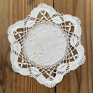 白地に白刺繍のドイリー