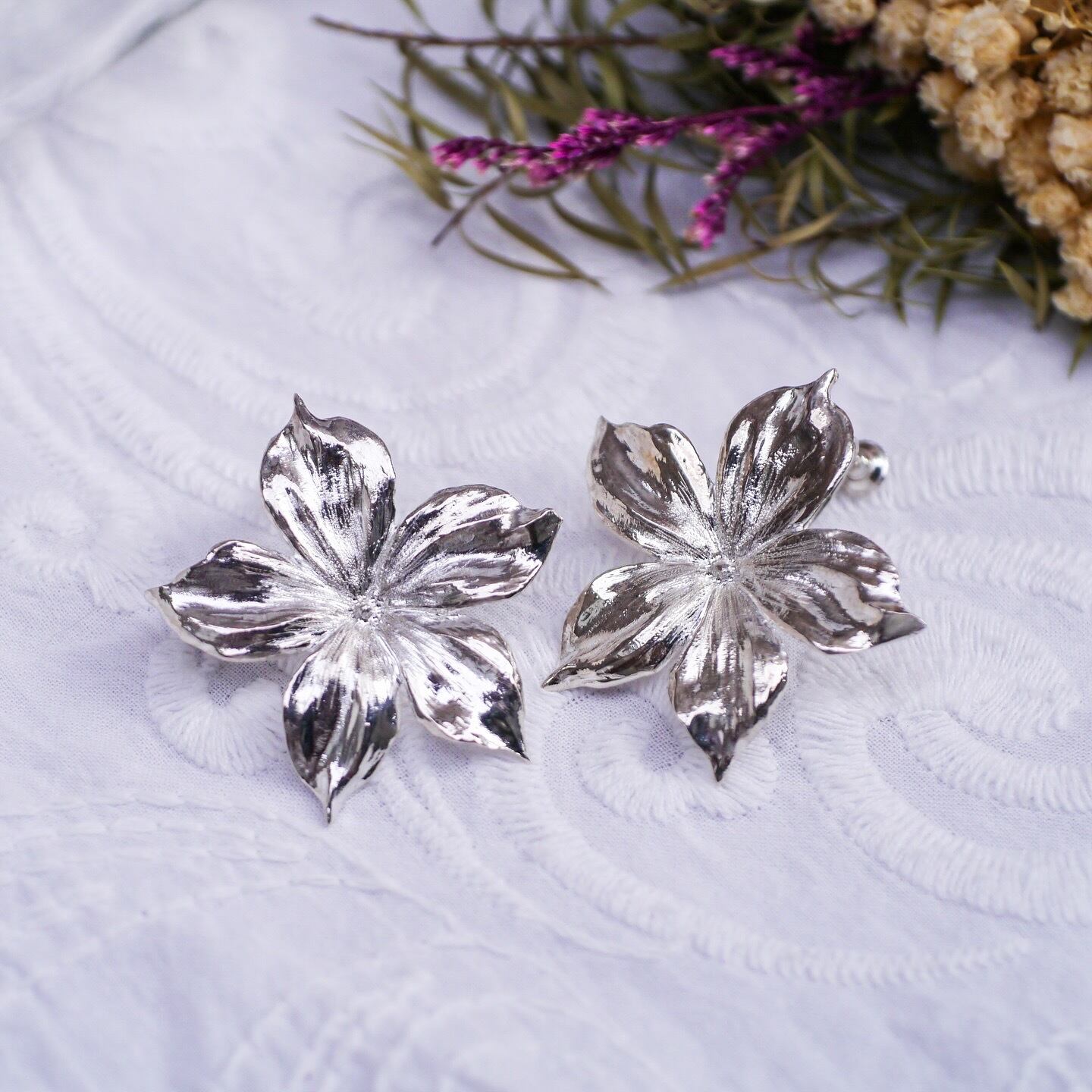 マダガスカルジャスミンピアス | Ai Kaminaga - New Native Jewelry -