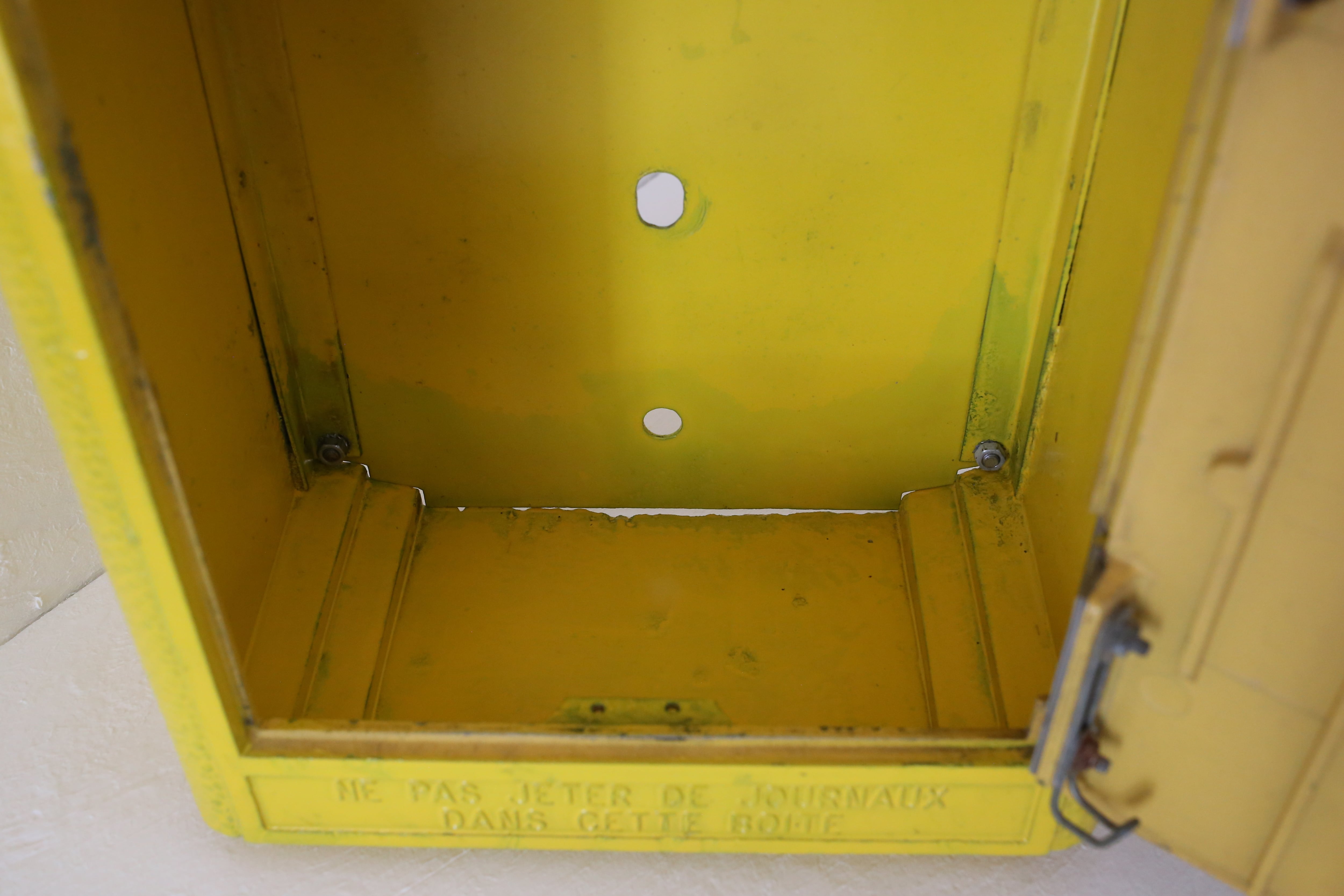 フランス 郵便局 LA POSTE ポスト | EMUPARIS