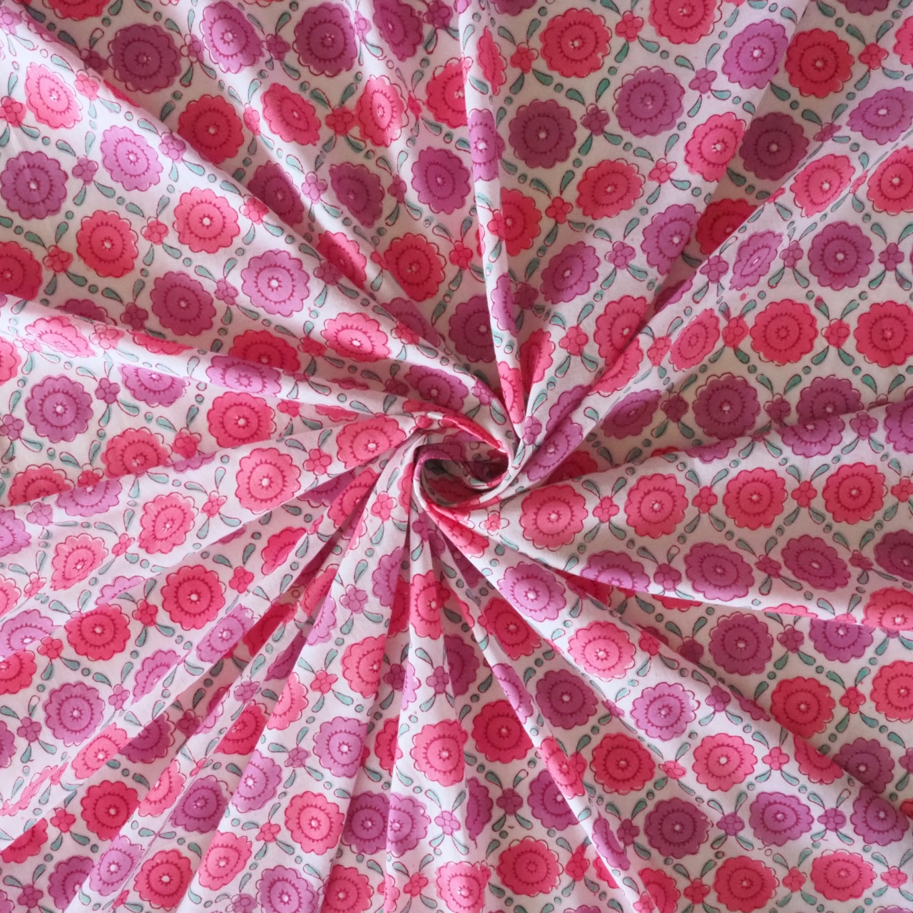 ブロックプリント生地【50cm単位】インド綿 花柄 白×ピンク×パープル #39278-PK1