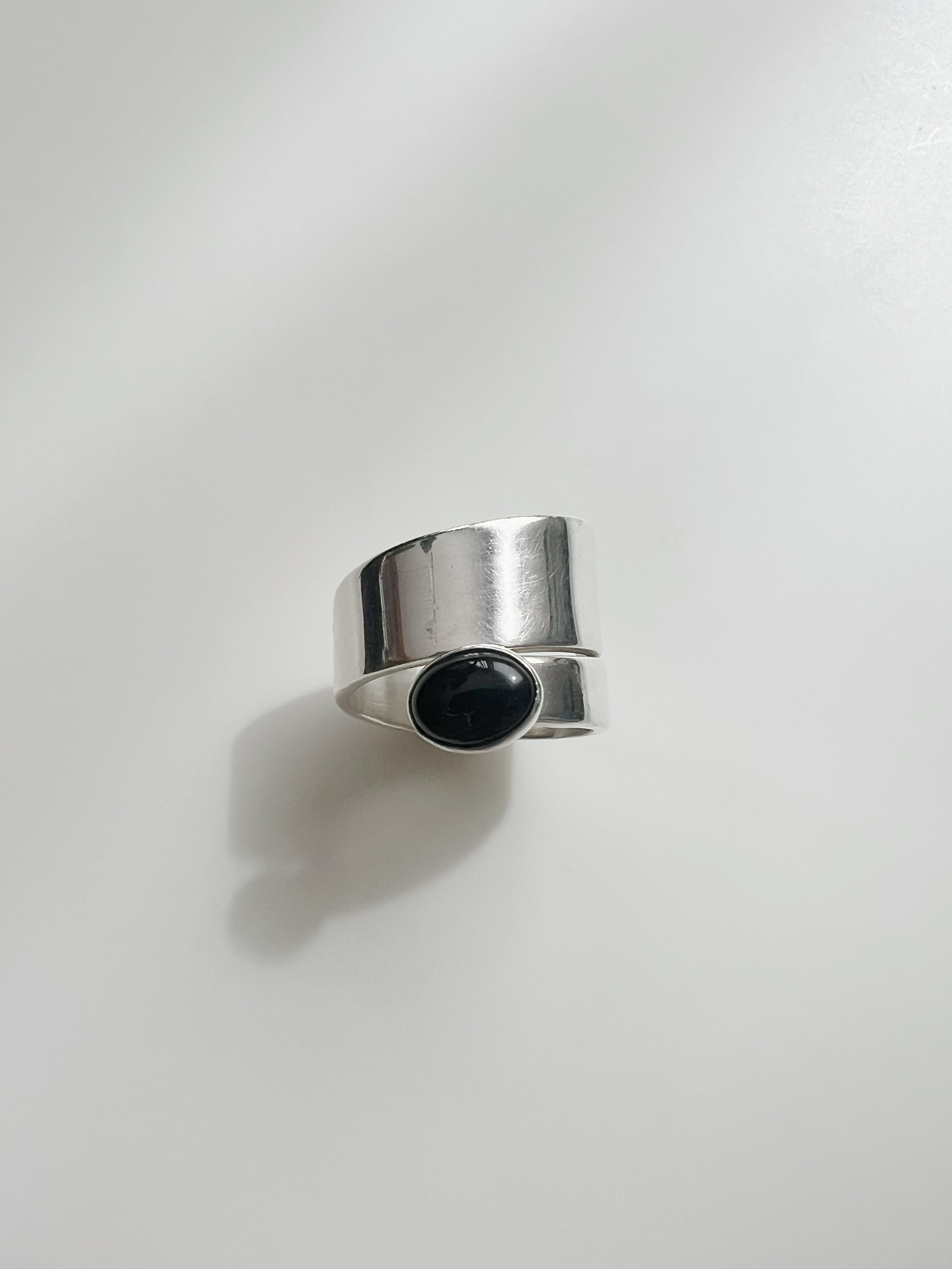 Siling Ring Onyx wrap ring | HUE9e. ヒューナイン