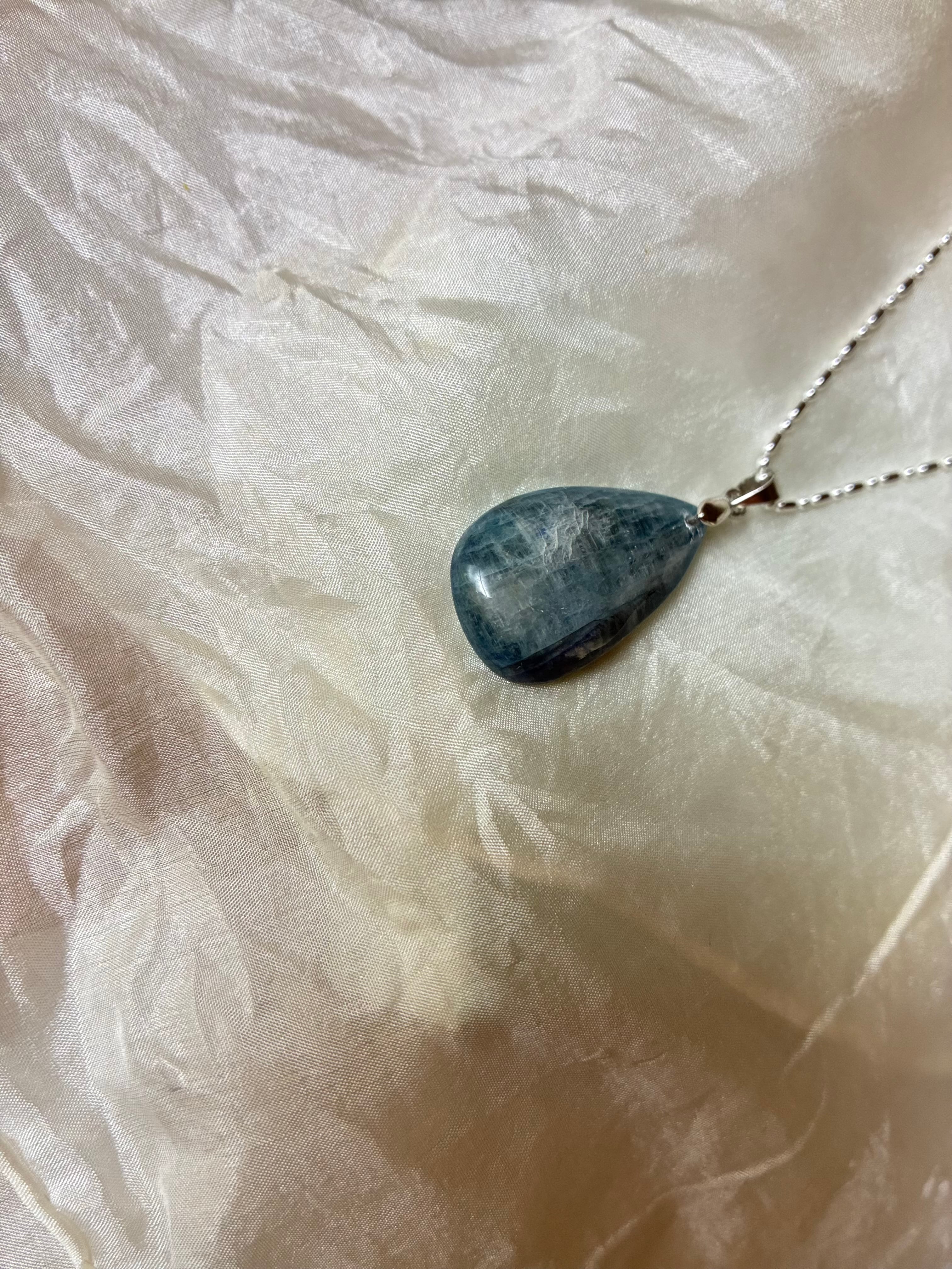 Kyanite〜冷静と魔法〜 necklace