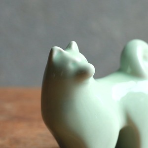 凛々しくこちらを見つめる、磁器の犬 1