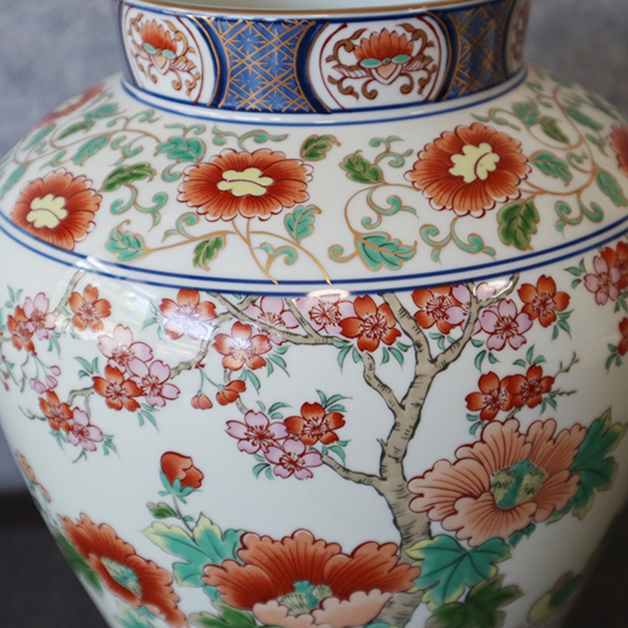 【送料無料】有田焼　９寸つぼ型花瓶　ふよう桜（木箱付）18-046