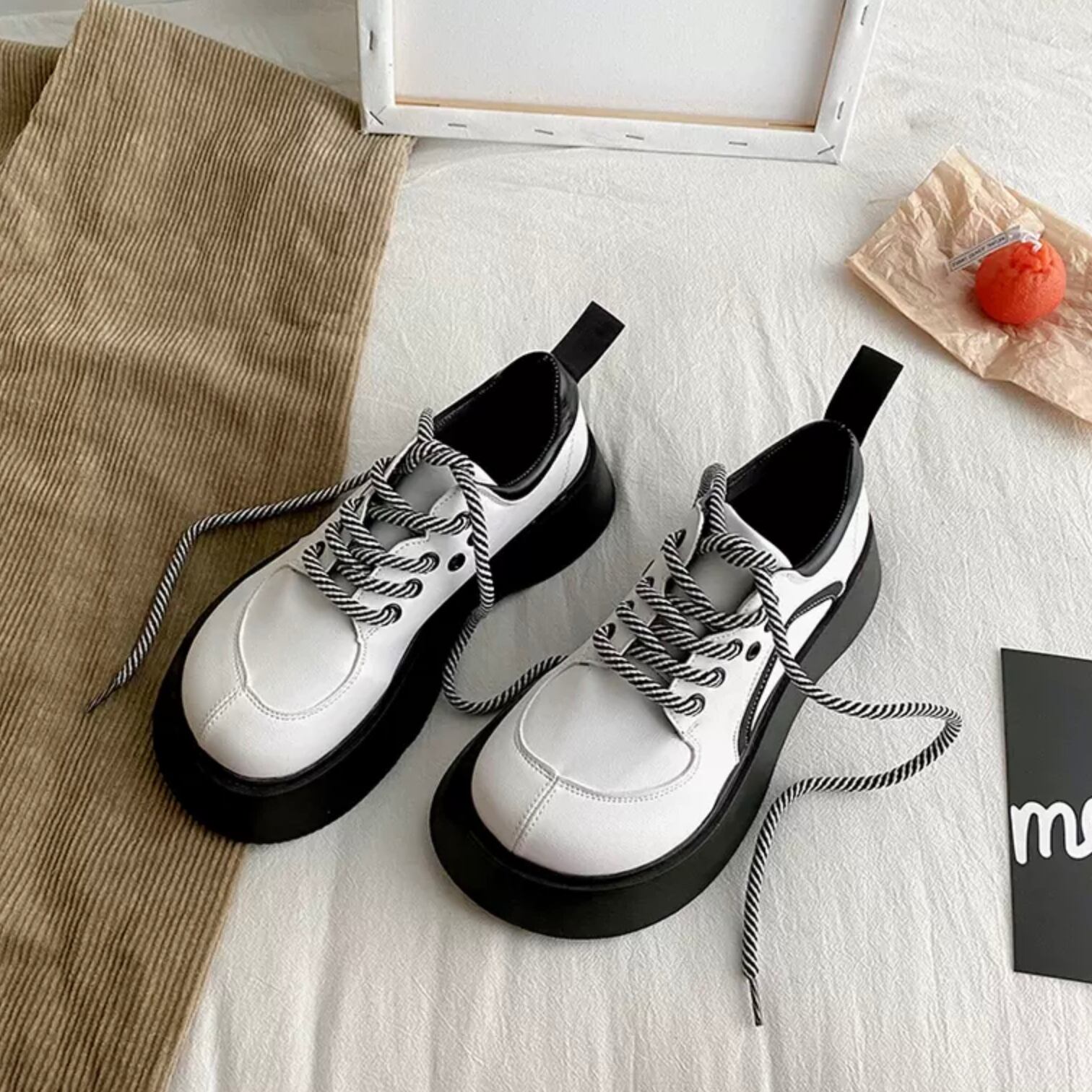 送料無料 コロンと Cuteに ボリューミー 厚底 おでこ靴 レースアップ ラバーソール シューズ かわいい 学生 コーデ ピープス女子 ロック Lamitte Deco トレンド 韓国ファッション ショップ Base店