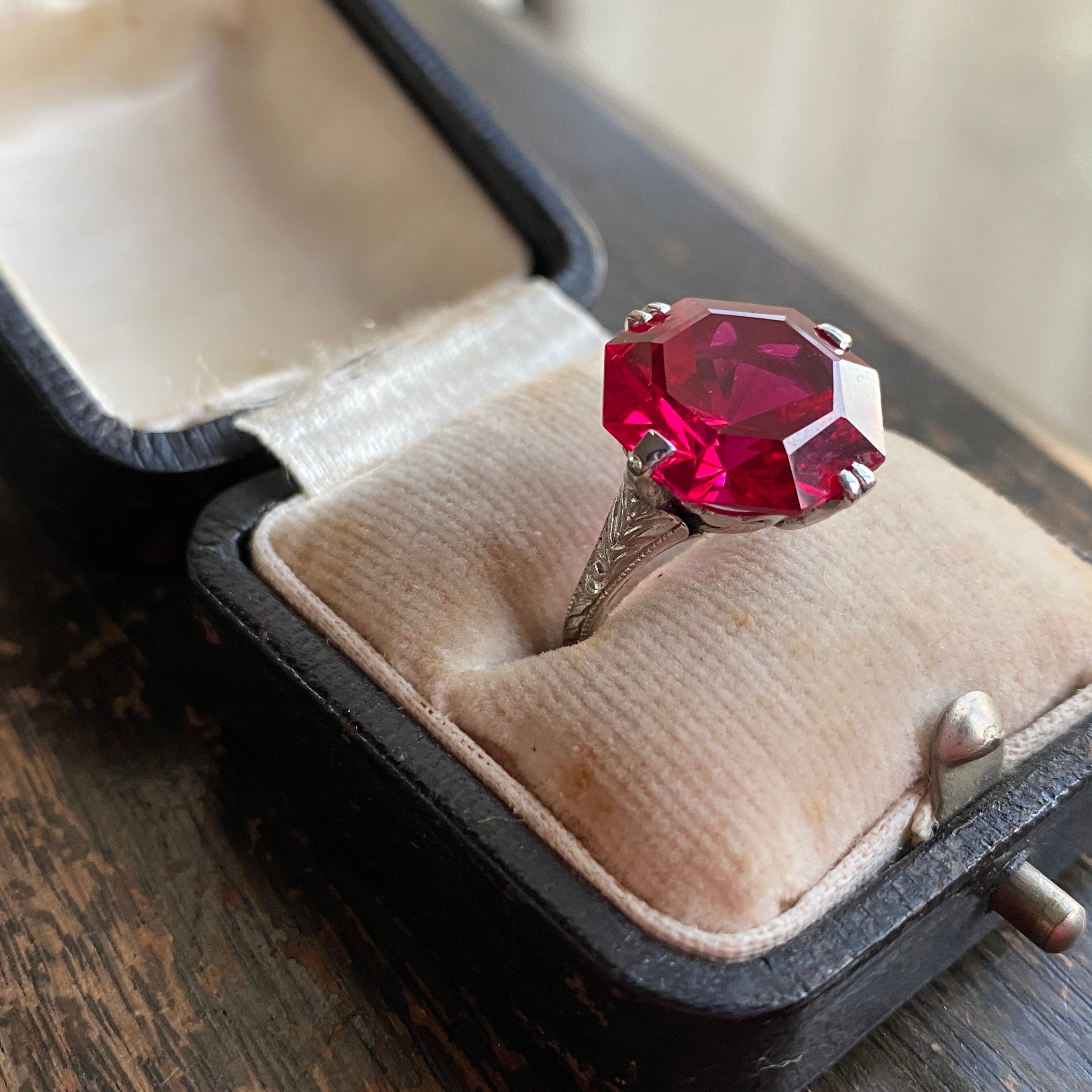 ヴィンテージ　合成ルビー八角カット和彫りのリング