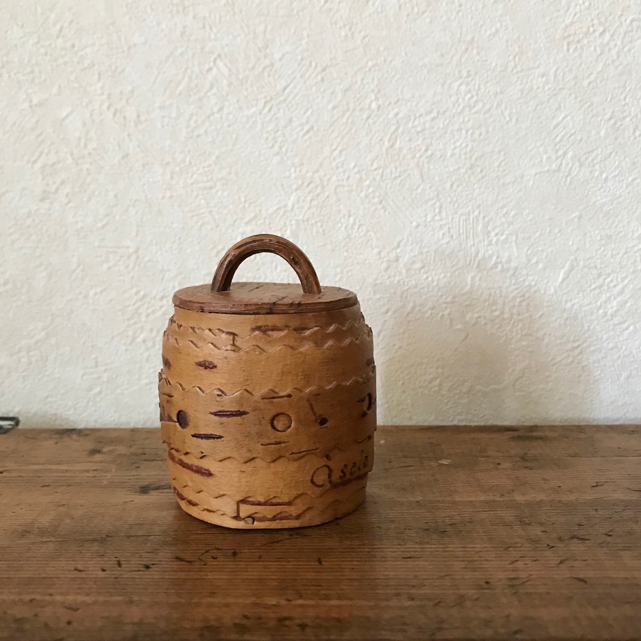 樽のような白樺の樹皮のいれもの