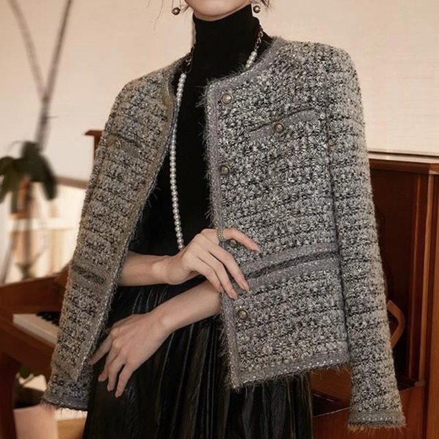 Collarless elegant single breast tweed jacket