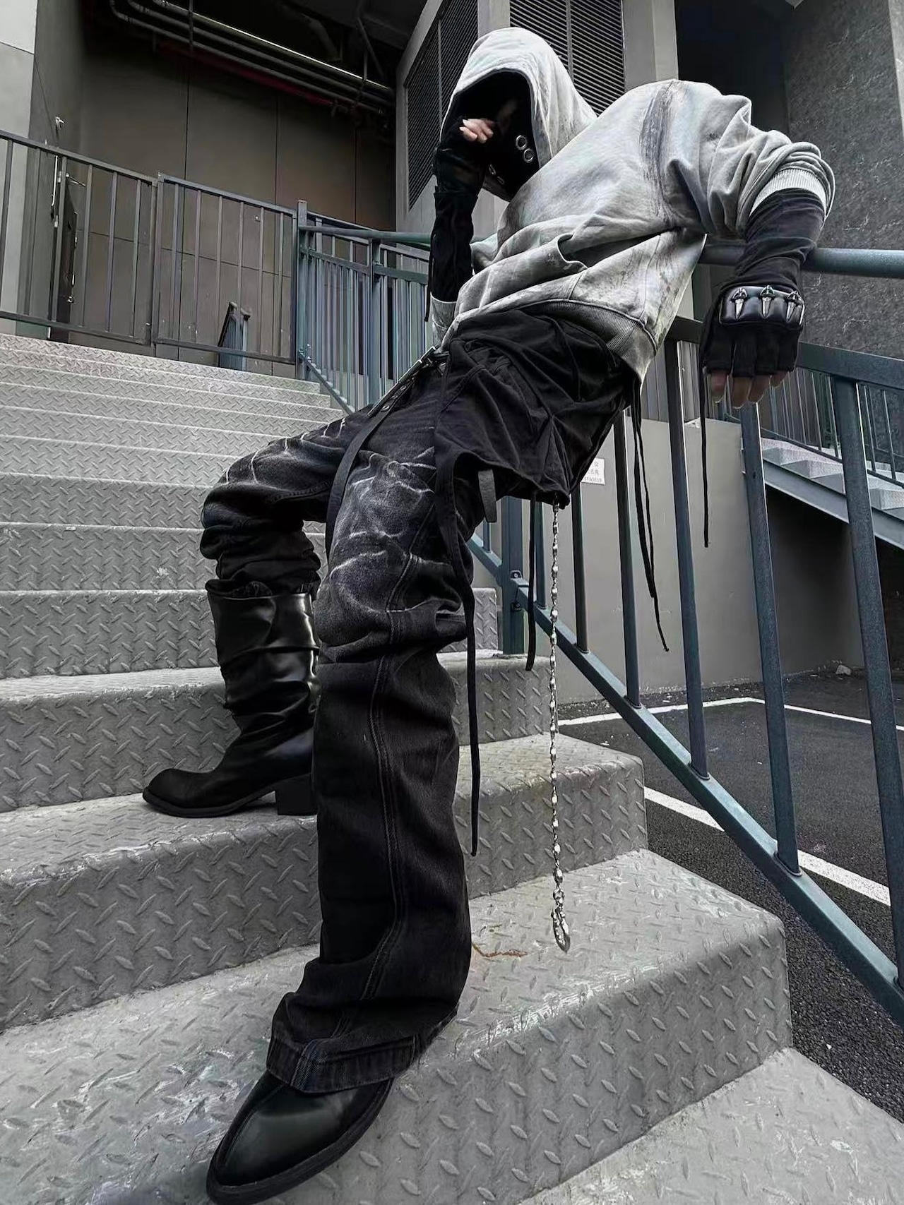 【TH4SWE】Cracked Whisker Washed Flared Jeans