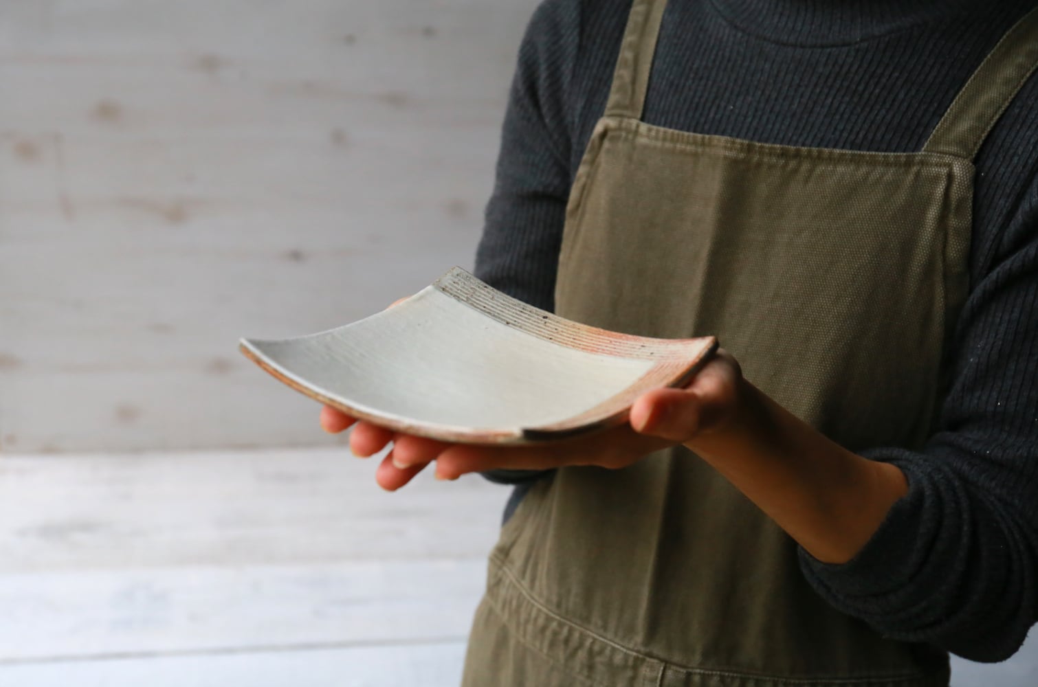 L彫 4．5寸四方深皿 | 古谷製陶所