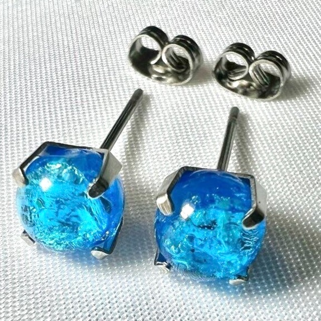 琉球ホタルガラス   宮古アイランドブルー 6mmスタッドピアス   — 海と空を閉じ込めた、小さな蒼 —