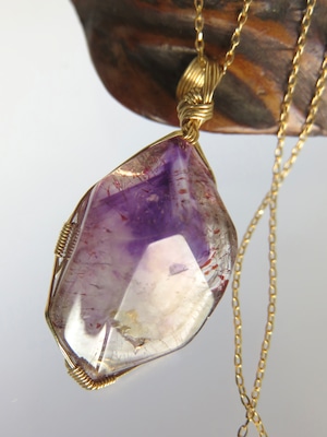 【2月誕生石】アメジストファントム入りエレスチャルクォーツ女神巻きペンダントトップ