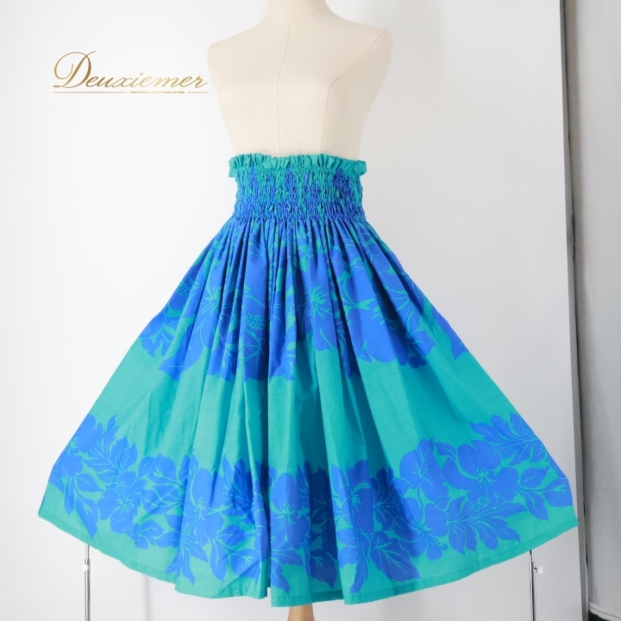 フラダンス 衣装 パウスカート ブルー系 ハイビスカス柄 モンステラ柄 ハワイアンプリント アロハ フラ ダンス レッスン 練習 水色 青 さわやか かわいい おしゃれ 上品 シングル スカート 軽やか ふんわり ハワイアン ハワイ アロハシャツ かわいいドレス おしゃれコーデ ふんわりスカート