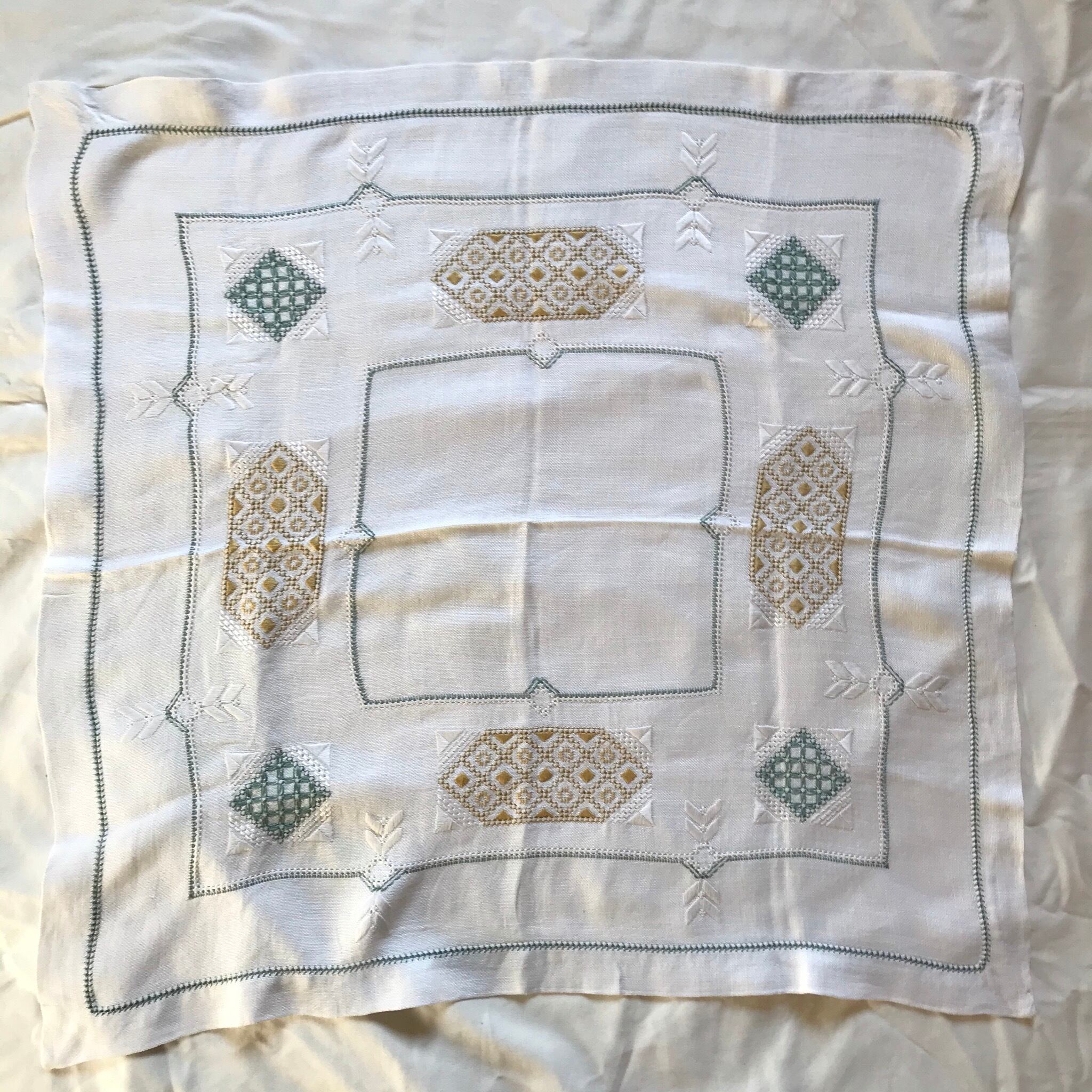 緑と黄色の刺繍布