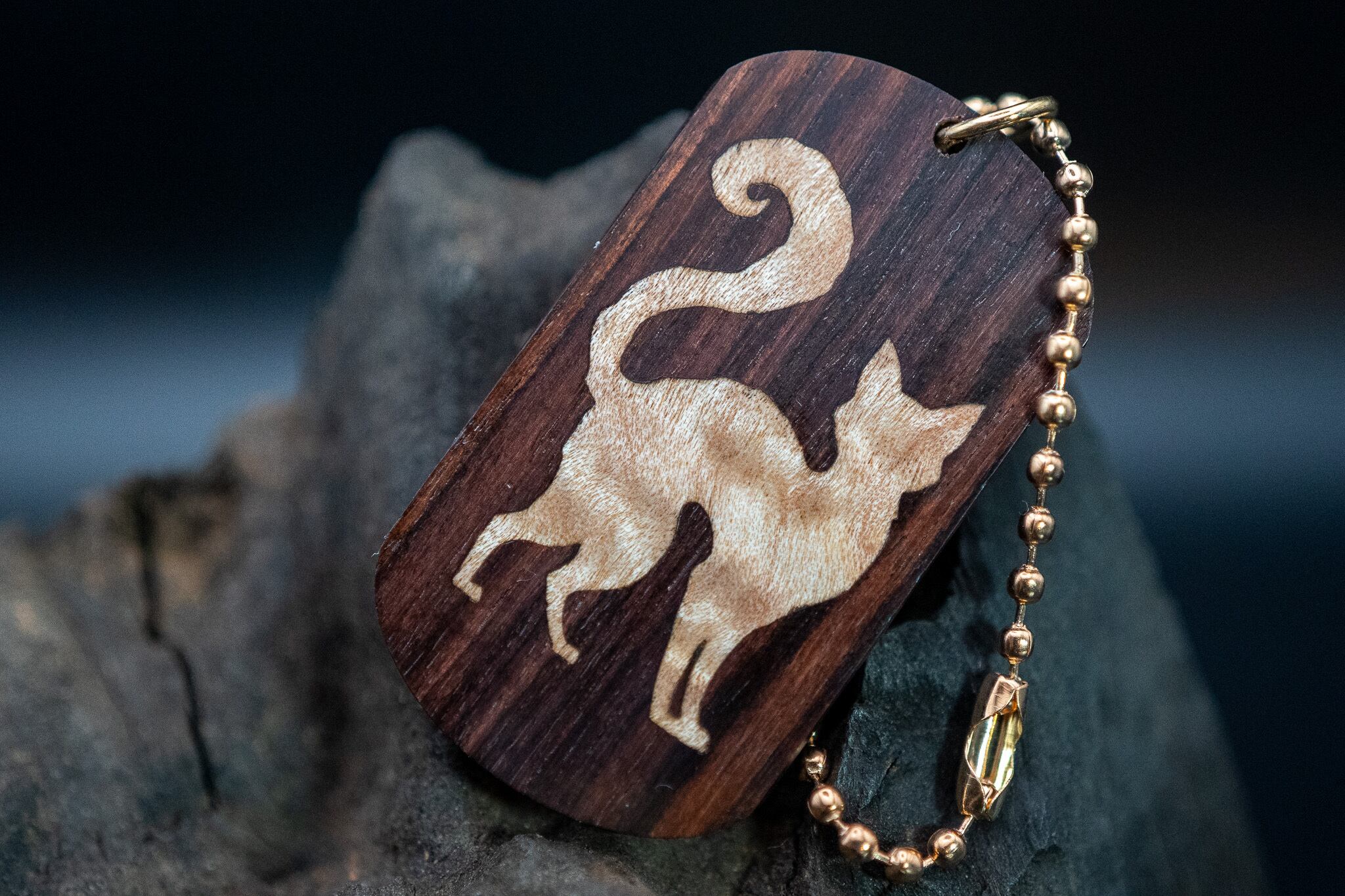 【王室御用達 】キングウッド ドッグタグ 象嵌 探る視線