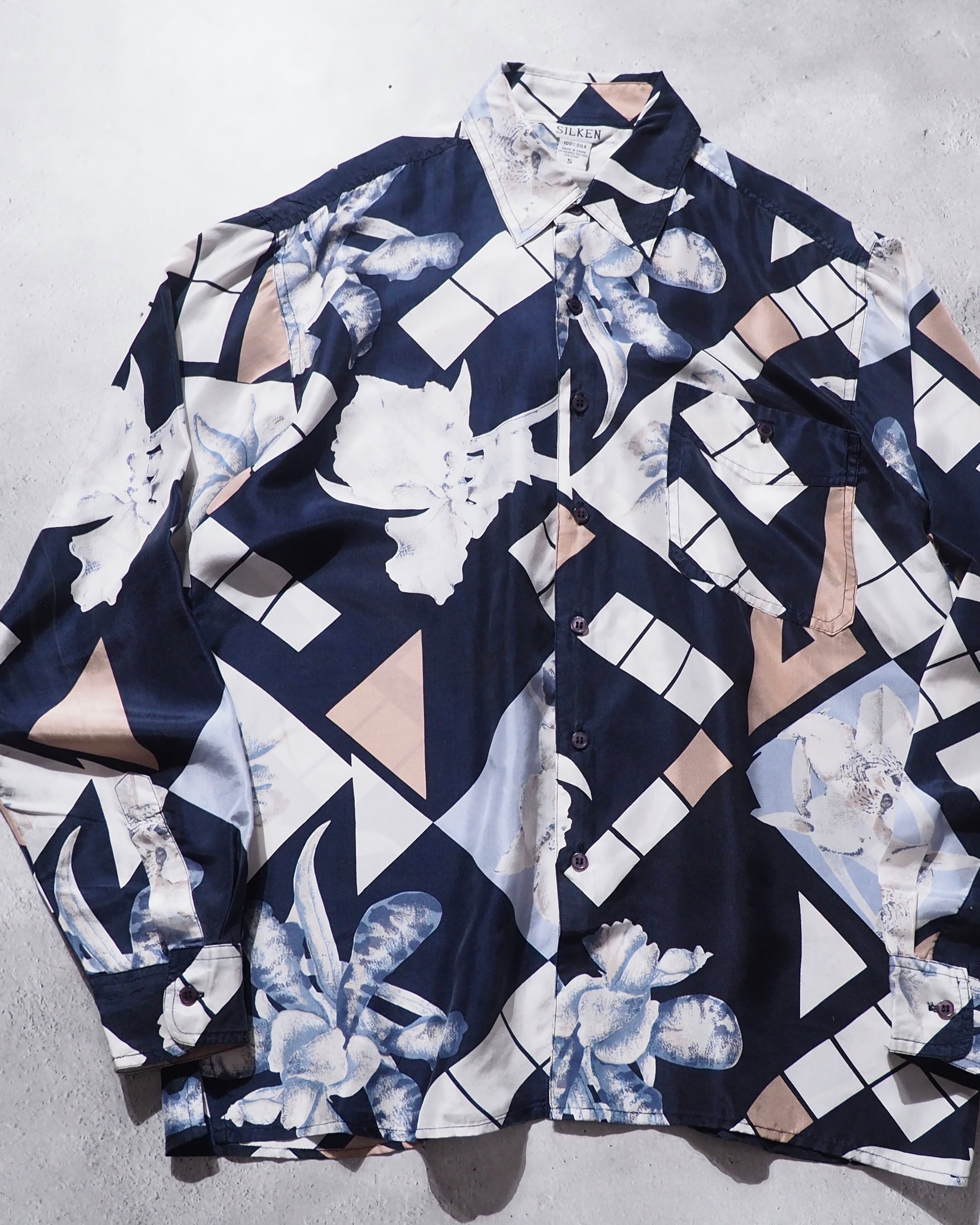 1990s ” 白華 ” Bautiful Flower Full pattern vintage Drape silk shirt