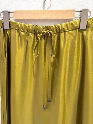 サテンナロースカート