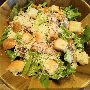 【こだわり】ロメインレタスと自家製ベーコン&塩漬け卵黄のシーザーサラダ　[Commitment] Romaine lettuce and homemade bacon & salted egg yolk Caesar salad