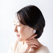 手描きの丸いタイル　ピアス/イヤリング