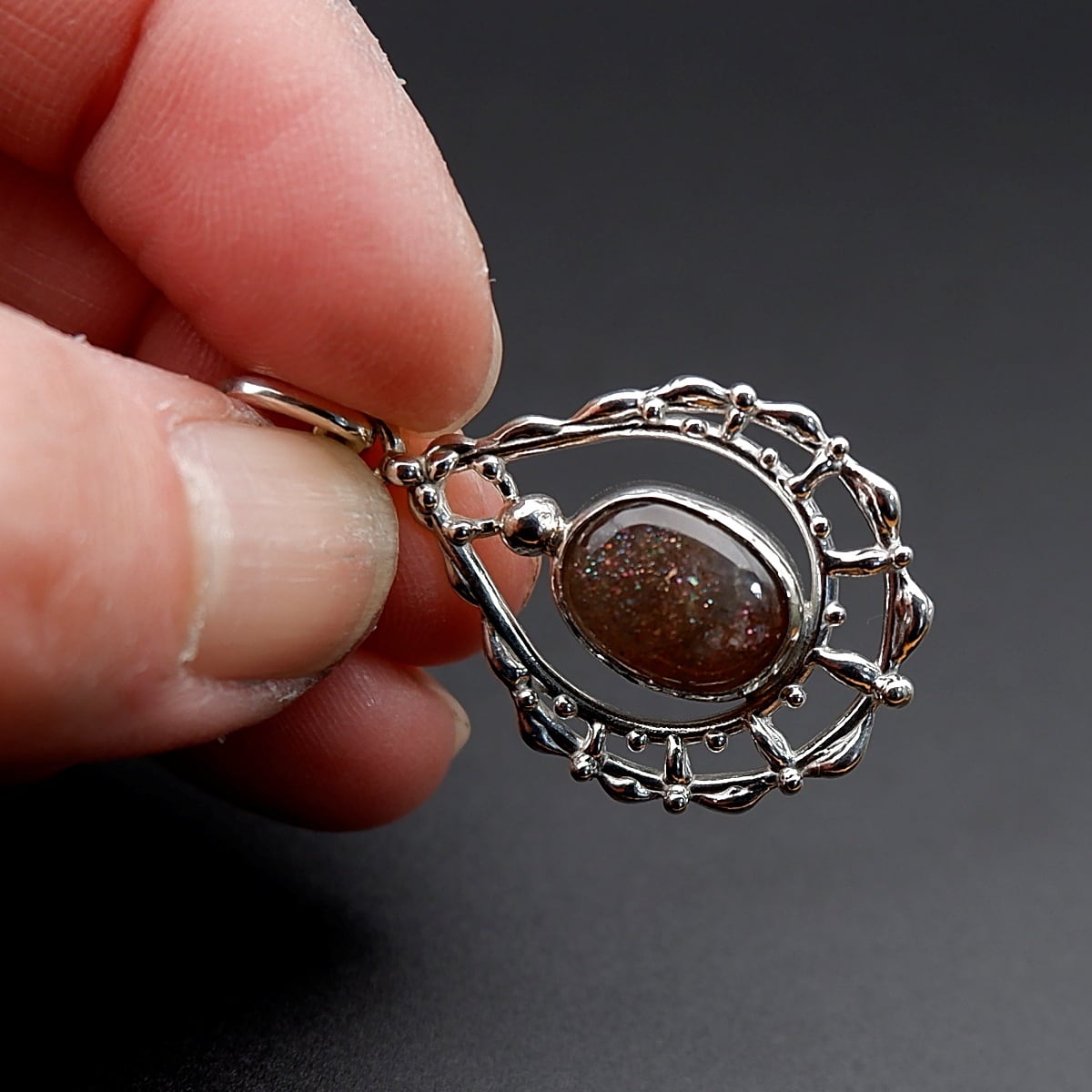 タンザニア産パープルヘイズサンストーンのドロップレースペンダント