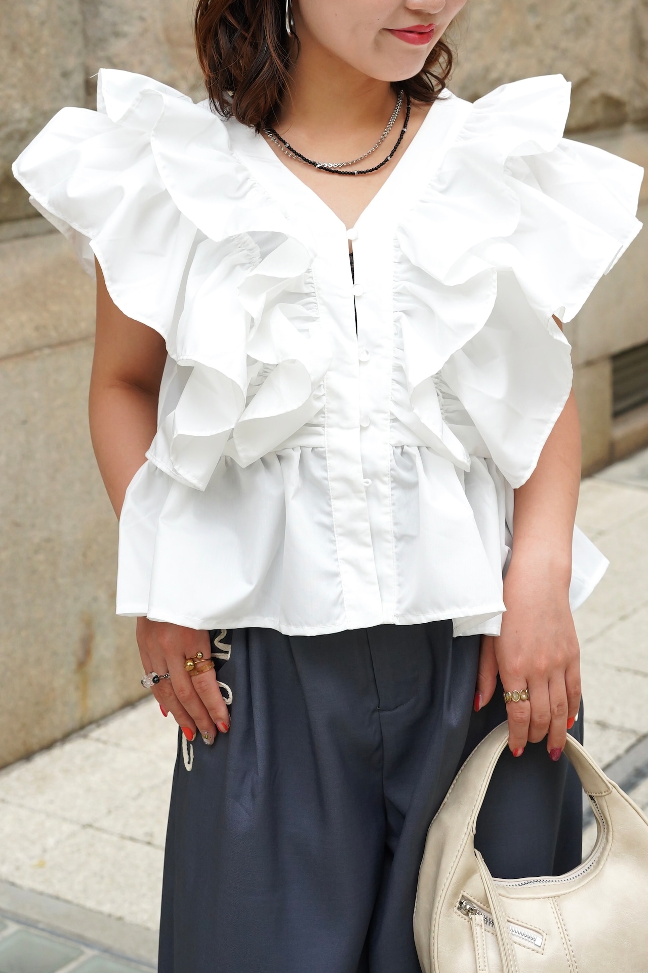 FRIFRI V NECK SLEEVELESS BLOUSE