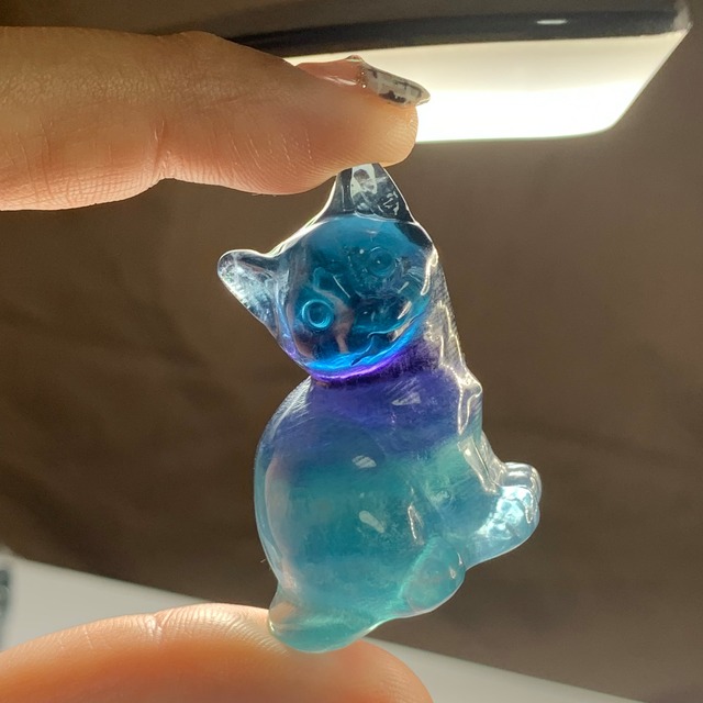 10.ちょこんと座っている可愛いフローライトねこ