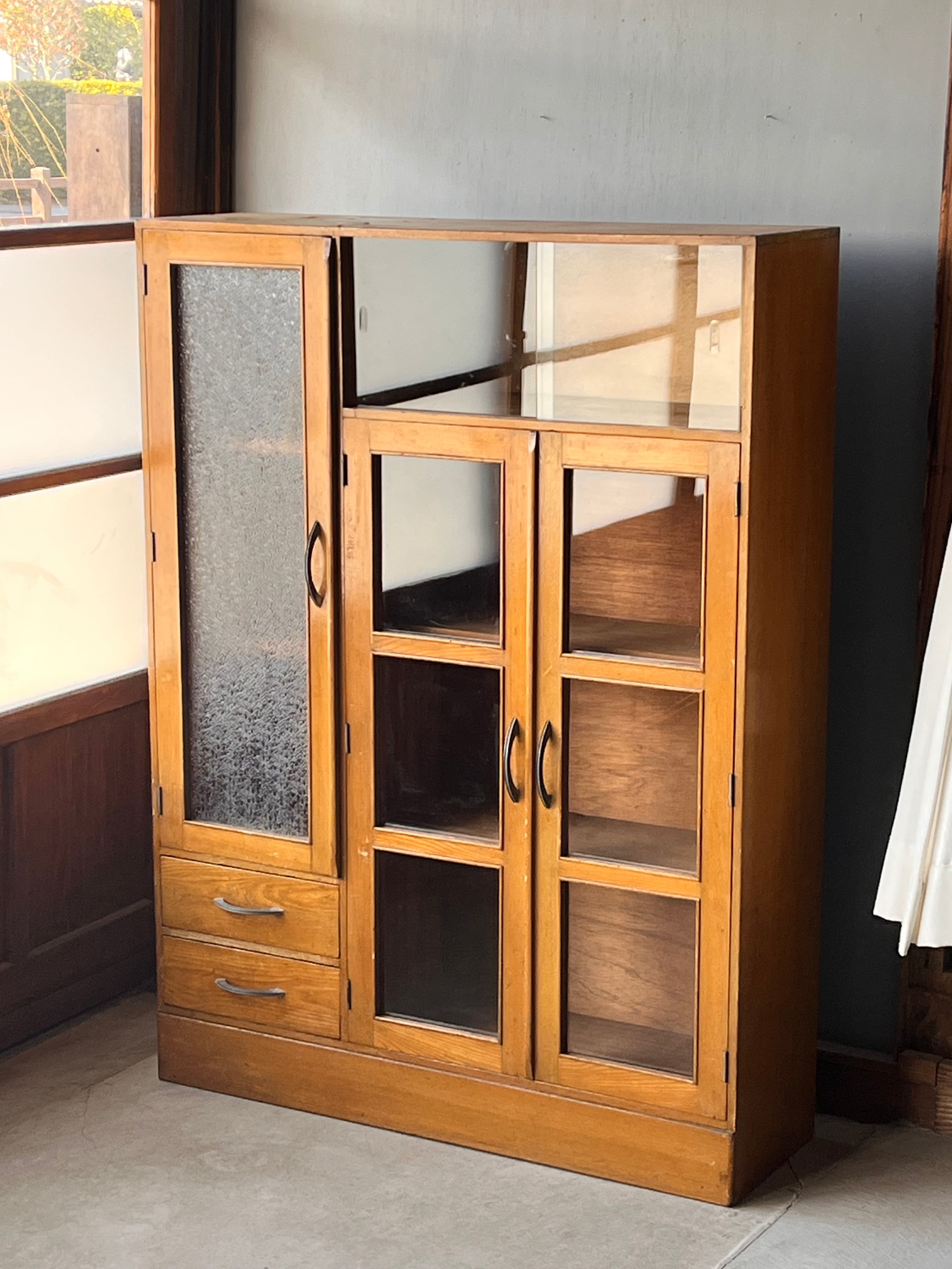 レトロな食器棚