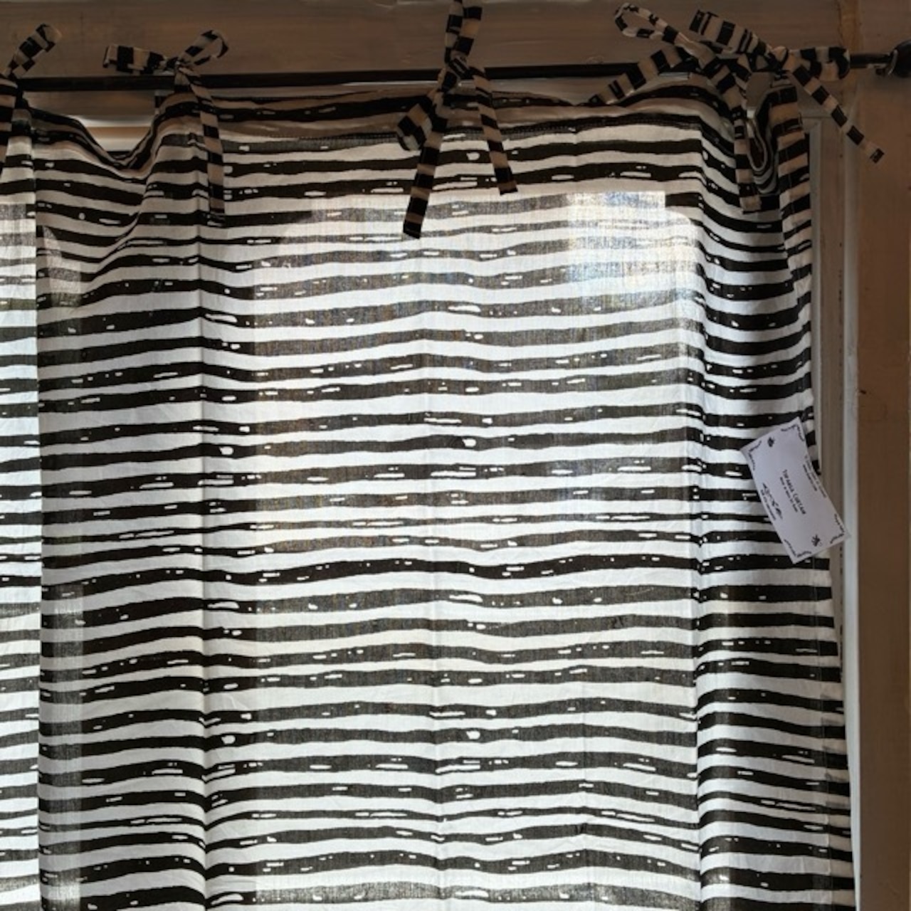 TOPANGA Homefurnishing India Cotton Voile Black Pinstripe curtain インド コットンボイルブラックピンストライプカーテン 110×200cm ホワイト 白 ブラック 黒 綿 ナチュラル 腰高窓 レースカーテン 薄手 カーテンポール 暖簾
