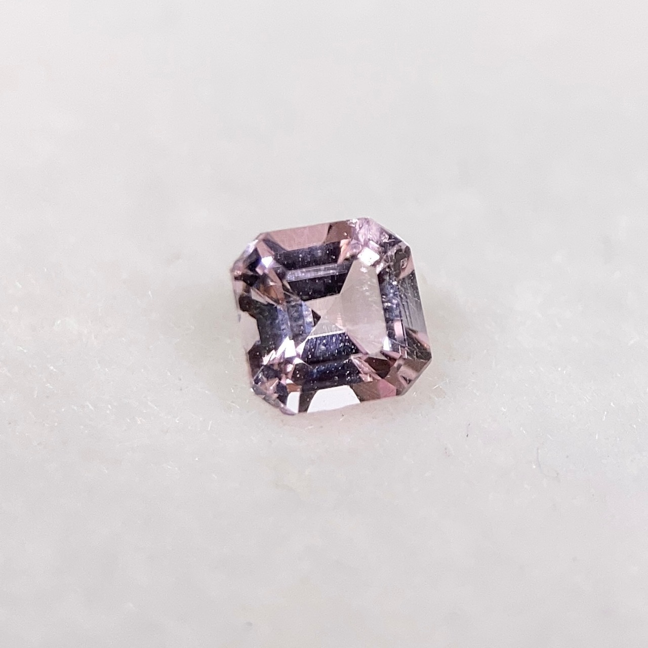 トルマリンの角砂糖  約3.9mm*3.9mm H2.8mm r-0460