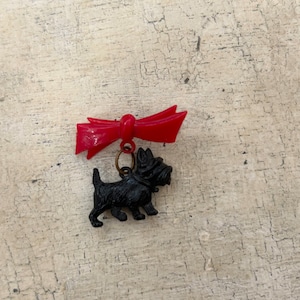 黒犬ブローチ