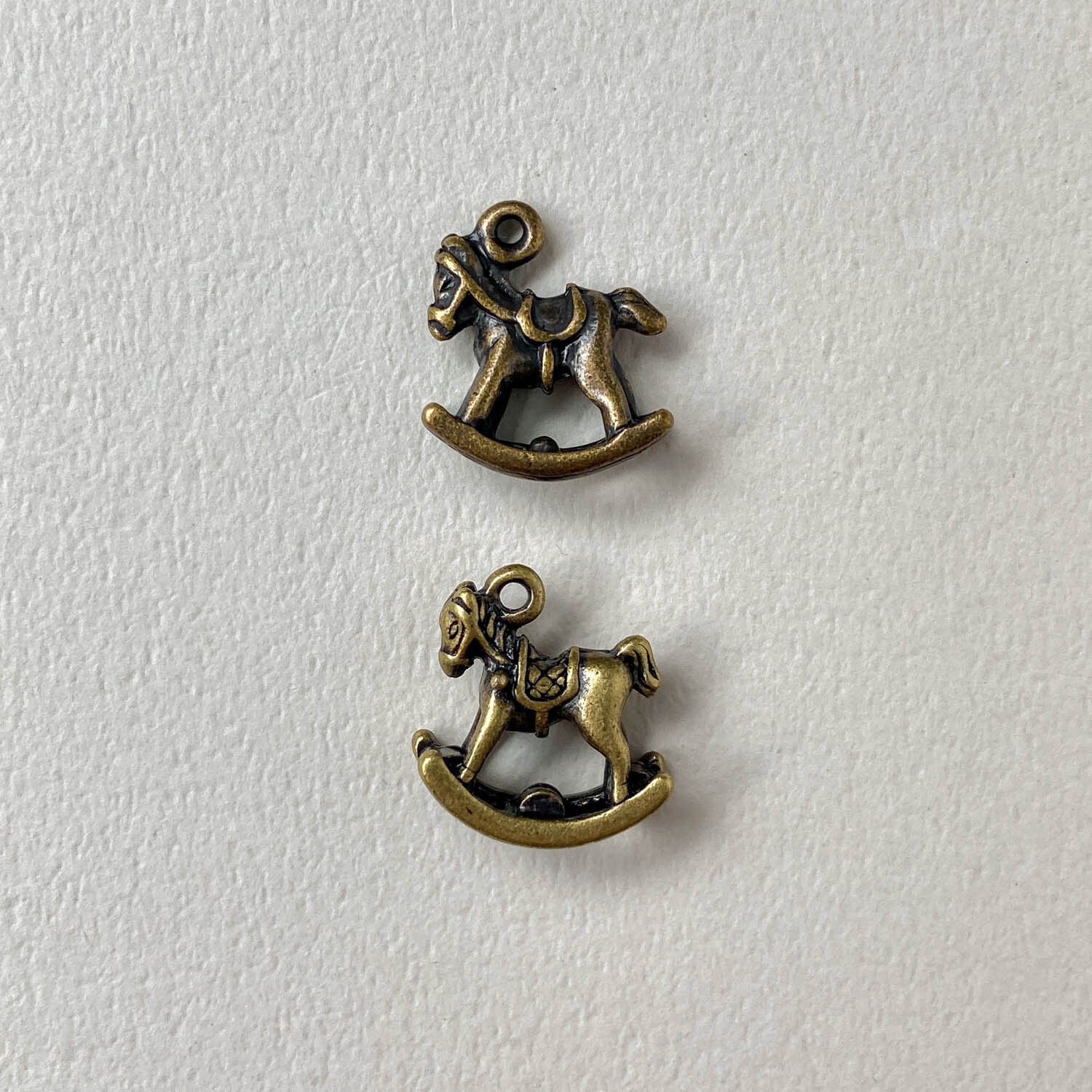 アンティーク風 立体木馬チャーム | Dua-アクセサリーパーツショップ